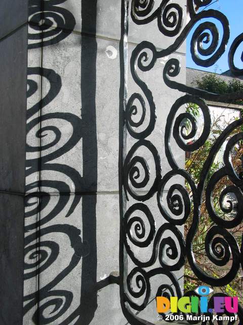 15854 Dublin Castle iron fretwork shadow